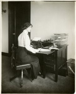 Modell mit Schreibmaschine, ca. 1905-18 von Jessie Tarbox Beals