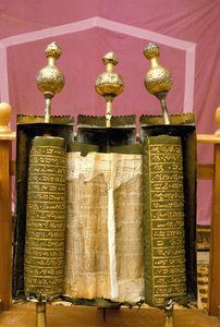 Die Samaritanische Pentateuch-Rolle in ihrem speziell dekorierten Silbergehäuse von Jewish School
