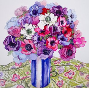 Anemonen in einem gestreiften Topf