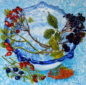 Blaue antike Schale mit Beeren von Joan Thewsey