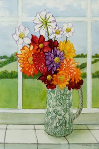 Dahlien auf der Fensterbank des Landhauses