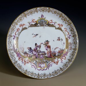 Deutsche Kunst: Meißener Porzellan. Chinoiserie, die asiatische Charaktere beim Teetrinken darstellt. Untertasse dekoriert von Johann Gregor Hoeroldt (oder Herold 1696-1775), um 1730. von Johann Gregor Herold