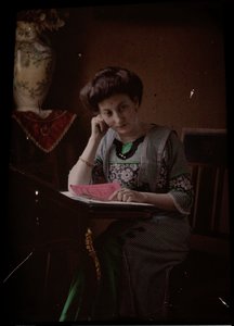 Frau hinter Lesetisch
