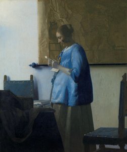 Frau in Blau, die einen Brief liest