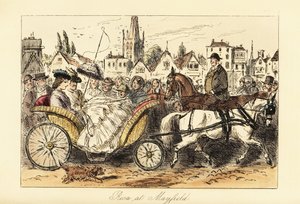 Englische Dame im Reifrockkleid mit Sonnenschirm fährt in einem von Ponys gezogenen Korbwagen durch die belebten Straßen einer kleinen Stadt
