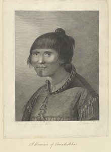 Eine Frau von Oonalashka. Nach der Natur gezeichnet von J. Webber und graviert von Jean-Marie Delatre. Zeichnung des Kopfes und der Schultern einer Frau, die dreiviertel nach links schaut. Sie trägt einen eng anliegenden Robbenfellmantel, von dessen Nähten