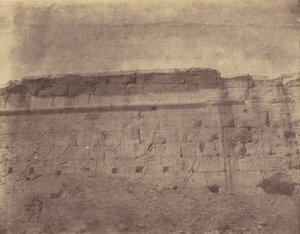 Edfu, Skulpturen und Inschriften der östlichen Fassade der Umfassungsmauer von John Beasly Greene
