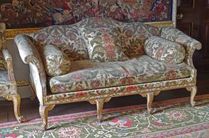 Ein George III vergoldetes Humpback-Soda-Bettgestell