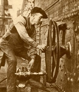 Ein pneumatischer Nieter schneidet Bullaugen in die Seite eines Liners von John Brown and Company