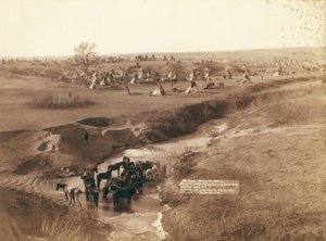 Das große feindliche Indianerlager am Fluss Brule in der Nähe von Pine Ridge von John C. H. Grabill