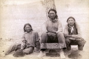 Drei Lakota-Jungen in westlicher Kleidung, 1891