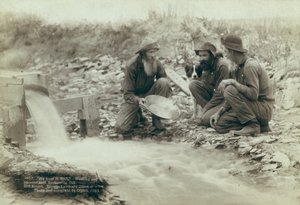 Goldwaschen und -schwenken in Rockerville, 1889 von John C. H. Grabill