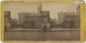Ansicht des John R. Walsh Zeitschriftenladens in der Madison Street, Chicago, mit dem Postamt im Hintergrund