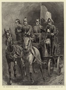 Das internationale Feuerwehrturnier in der Agricultural Hall, die portugiesische Brigade fährt vorbei von John Charlton