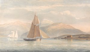 Boot segelt nach rechts mit Bergen im Hintergrund