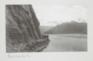 Straße entlang des Kyi Chu, Truppen am Flussufer von John Claude White