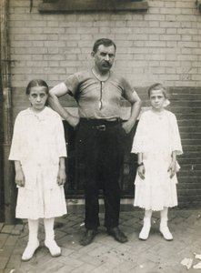 Ein Arbeiter und seine Töchter, Kensington, Philadelphia von John Frank Keith