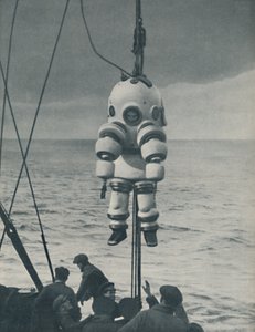 Der ewige Kampf gegen das Meer: Gepanzerte Hülle für den Tiefseetaucher, ca. 1935 von John Hammerton