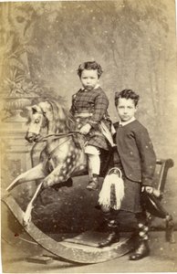 Mädchen auf Schaukelpferd mit Junge im Kilt stehend, 1860er Jahre