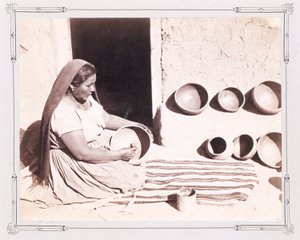 Frau beim Polieren von Keramik