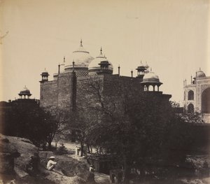 Taj Mahal, Rückansicht des Ruhehauses, mit Figur, ca. 1858-1862 von John Murray