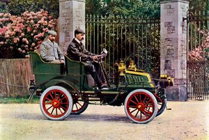 Zwei edwardianische Herren sitzen in einem Automobil, 1902-1903 von John Swan and Son