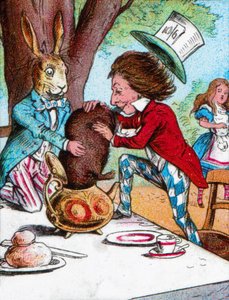 Der verrückte Hutmacher und der März-Hase versuchen, das Murmeltier in eine Teekanne zu stecken, um 1910