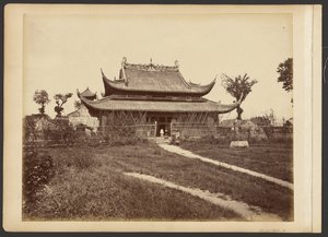 [Eingezäunter Tempel] von John Thomson