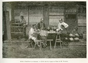 Die Handwerker einer Cloisonné-Werkstatt in Peking. Gravur nach einem Foto von M. Thomson, um die Reise nach Peking und Nordchina von T. Choutze in 1873 zu illustrieren, veröffentlicht in "Le tour du monde" 1876, herausgegeben von Edouard Charton, Hachette