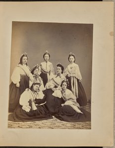 Gruppenporträt von Frauen mit Kronen und Schärpen