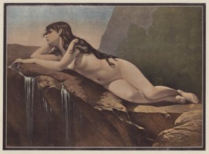 Frau liegt auf einem Felsen