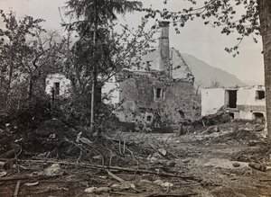 Album "Meine Weltkriegs-Erinnerungen Südwestfront (Kärnten, Italien, Südtirol) 31/03/1915-12/11/1918 - Josef Zohles Wien": Trümmer in Bovec (s/w Foto) von Josef Zohles