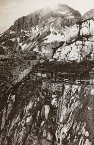 Album "Meine Weltkriegs-Erinnerungen Südwestfront (Kärnten, Italien, Südtirol) 31/03/1915-12/11/1918 - Josef Zohles Wien": Militärlager in den Bergen (s/w Foto)