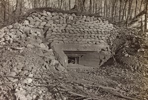 Album "Meine Weltkriegs-Erinnerungen Südwestfront (Kärnten, Italien, Südtirol) 31/03/1915-12/11/1918 - Josef Zohles Wien": Militärbunker mit Kanone (s/w Foto)