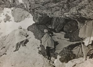 Album "Meine Weltkriegs-Erinnerungen Südwestfront (Kärnten, Italien, Südtirol) 31/03/1915-12/11/1918 - Josef Zohles Wien": Militärbunker in den Bergen (s/w Foto) von Josef Zohles