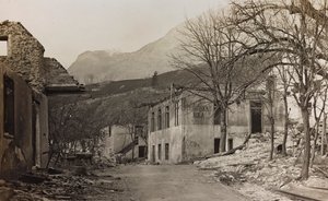 Album "Meine Weltkriegs-Erinnerungen Südwestfront (Kärnten, Italien, Südtirol) 31/03/1915-12/11/1918 - Josef Zohles Wien": Trümmer in Bovec (s/w Foto) von Josef Zohles