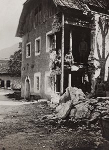 Album "Meine Weltkriegs-Erinnerungen Südwestfront (Kärnten, Italien, Südtirol) 31/03/1915-12/11/1918 - Josef Zohles Wien": Trümmer in Valbruna (s/w Foto)
