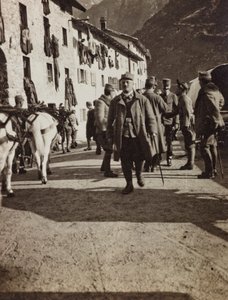 Album "Meine Weltkriegs-Erinnerungen Südwestfront (Kärnten, Italien, Südtirol) 31/03/1915-12/11/1918 - Josef Zohles Wien": Soldaten in Chiusaforte (s/w Foto)