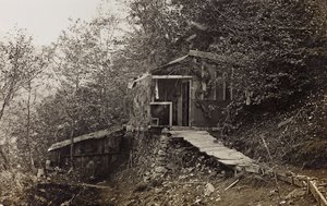 Album "Meine Weltkriegs-Erinnerungen Südwestfront (Kärnten, Italien, Südtirol) 31/03/1915-12/11/1918 - Josef Zohles Wien": Militärbaracke (s/w Foto)