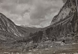 Album "Meine Weltkriegs-Erinnerungen Südwestfront (Kärnten, Italien, Südtirol) 31/03/1915-12/11/1918 - Josef Zohles Wien": Soldaten im Tal von L... (s/w Foto)
