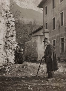 Album "Meine Weltkriegs-Erinnerungen Südwestfront (Kärnten, Italien, Südtirol) 31/03/1915-12/11/1918 - Josef Zohles Wien": alter Mann auf einer Landstraße (s/w Foto)