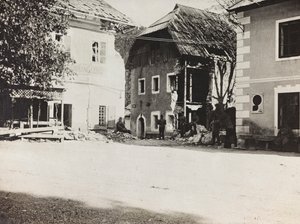 Album "Meine Weltkriegs-Erinnerungen Südwestfront (Kärnten, Italien, Südtirol) 31/03/1915-12/11/1918 - Josef Zohles Wien": Platz mit Trümmern (s/w Foto)