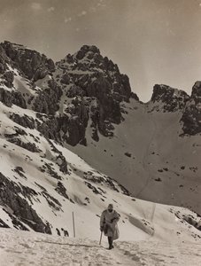 Album "Meine Weltkriegs-Erinnerungen Südwestfront (Kärnten, Italien, Südtirol) 31/03/1915-12/11/1918 - Josef Zohles Wien": Soldat in den Alpen (s/w Foto) von Josef Zohles