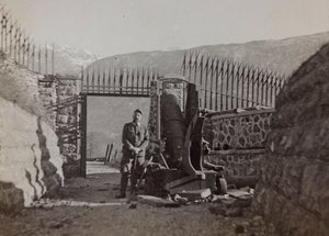 Album "Meine Weltkriegs-Erinnerungen Südwestfront (Kärnten, Italien, Südtirol) 31/03/1915-12/11/1918 - Josef Zohles Wien": Soldat in einer Festung (s/w Foto)