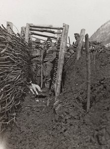 Album "Meine Weltkriegs-Erinnerungen Südwestfront (Kärnten, Italien, Südtirol) 31.03.1915-12.11.1918 - Josef Zohles Wien": Schützengraben (s/w Foto) von Josef Zohles