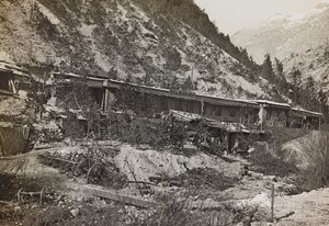 Album "Meine Weltkriegs-Erinnerungen Südwestfront (Kärnten, Italien, Südtirol) 31.03.1915-12.11.1918 - Josef Zohles Wien": Militärbaracken (s/w Foto)