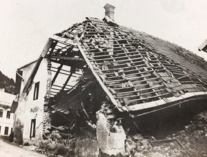 Album "Meine Weltkriegs-Erinnerungen Südwestfront (Kärnten, Italien, Südtirol) 31.03.1915-12.11.1918 - Josef Zohles Wien": Trümmer eines Hauses in Ugoviz (s/w Foto)