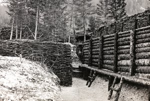 Album "Meine Weltkriegs-Erinnerungen Südwestfront (Kärnten, Italien, Südtirol) 31.03.1915-12.11.1918 - Josef Zohles Wien": Barriere aus Holzscheiten (s/w Foto)
