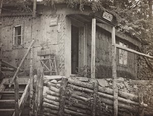 Album "Meine Weltkriegs-Erinnerungen Südwestfront (Kärnten, Italien, Südtirol) 31.03.1915-12.11.1918 - Josef Zohles Wien": Kommandogebäude (s/w Foto) von Josef Zohles