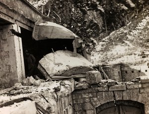 Album "Meine Weltkriegs-Erinnerungen Südwestfront (Kärnten, Italien, Südtirol) 31.03.1915-12.11.1918 - Josef Zohles Wien": Trümmer (s/w Foto)